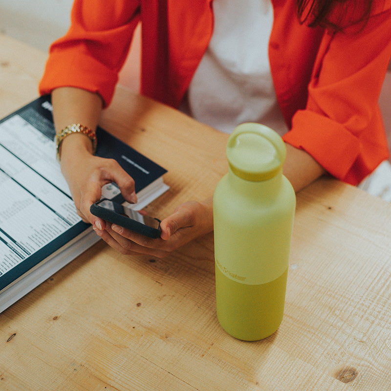 daily-on-the-go-set-u8 20oz_rise_classic_insulated_bottle_acacia_worker_phone_square.jpg
